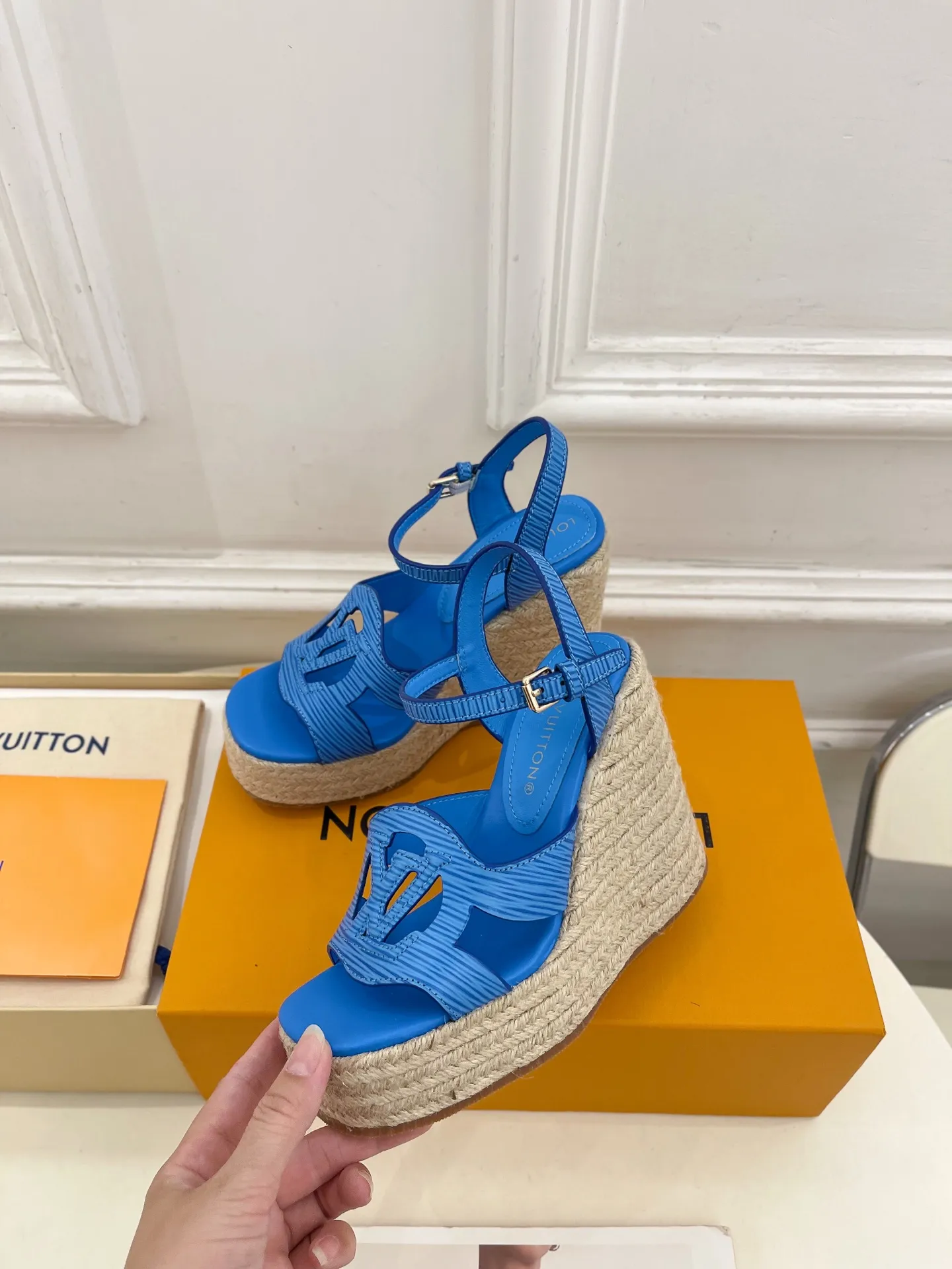 👟👟Ex-factory price 640👟👟 LV | Louis Vuitton 25𝐬𝐬 🧡💚2025 spring and summer new style top version‼ ️The original version is the same. The counter focuses on the latest LV ISOLA hollow hemp rope wedge sandals. New hard goods. ❥BS purchasing level! Full of high-end feel! A popular model among bloggers at home and abroad, it’s retro and fashionable and looks amazing on your feet! Mainly recommended model on the official website★ ━━━━━ ЅᏇєєt ━━━━━ ▪️Upper: original customized calfskin ▪️Lining: imported sheepskin ▪️Outsole: original molded outsole ▪️Heel height: 12cm, water platform 3.5cm ▪️Shoe size: 35-39 (40, 41 customized)